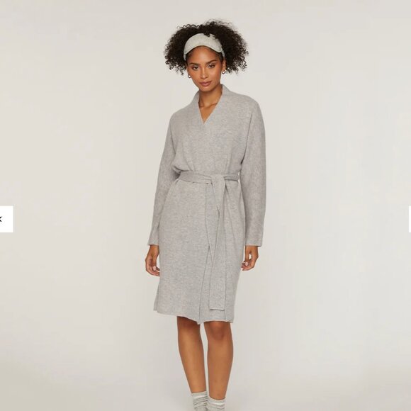 100% Cashmere LUXE SHORT ROBE - The Cashmere Project - Picture 3 of 5